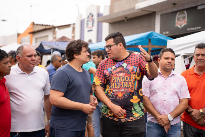 Lucas Ramos anuncia investimentos em Carnaíba e celebra São Pedro em Cabrobó e Verdejante