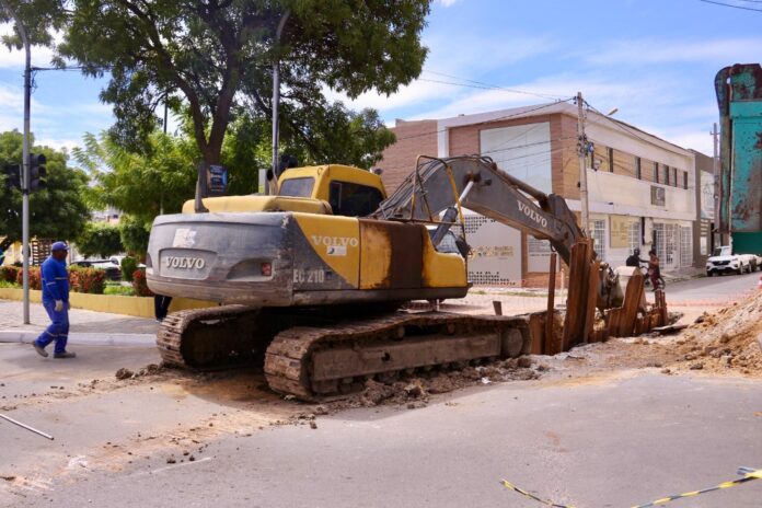 Obra de drenagem na Adolfo Viana interdita as duas vias e exige atenção de motoristas e pedestres