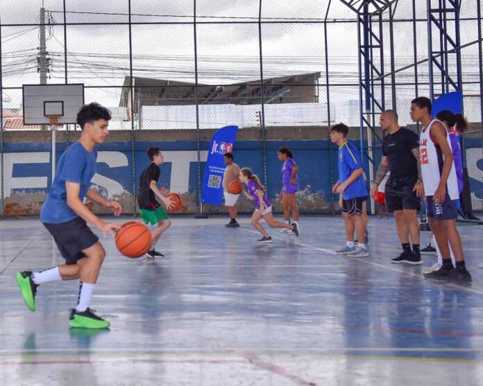 Estudantes da rede municipal de Juazeiro participam de clínica de basquete promovida pela NBA