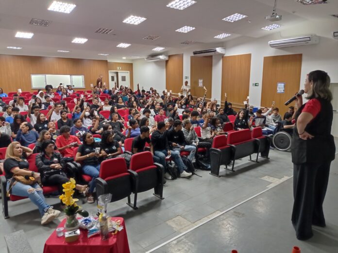 Na trilha do Saeb: Estudantes da Escola Paulo VI participam de aulão preparatório para o Sabe e Saeb 2025