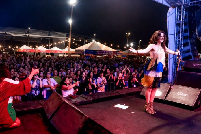 Juazeiro 147 anos: Armandinho e Mariana Aydar encantam Juazeiro na terceira noite do Festival A Feira