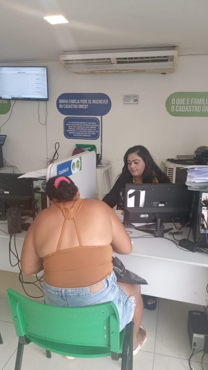 Prefeitura de Juazeiro leva serviços do CadÚnico a famílias de Carnaíba do Sertão e atualiza cadastros de mais de 100 famílias