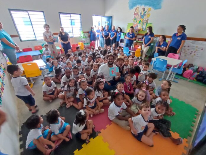 Juá Literária: Estudantes da rede municipal de Juazeiro recebem o escritor Victor Flores