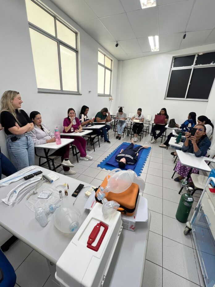Profissionais de enfermagem do HU-Univasf participam de treinamento sobre reanimação cardiopulmonar