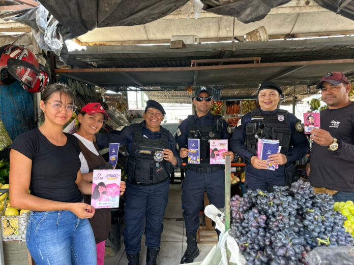 Agosto Lilás: Patrulha Maria da Penha de Juazeiro realiza ação de enfrentamento à violência contra a mulher no Mercado Produtor