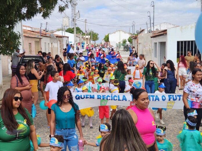 Desfile cívico no Rodeadouro une educação e cuidado com o meio ambiente