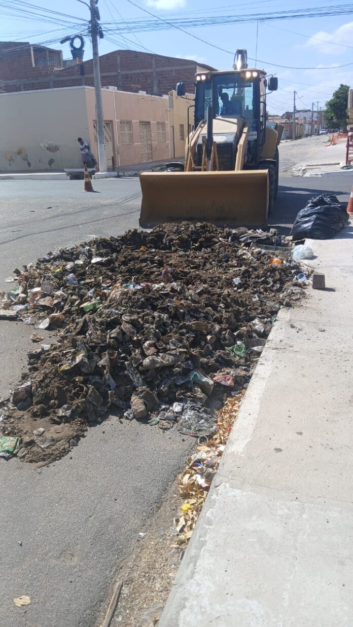 Prefeitura de Juazeiro avança com serviços de desobstrução de bocas de lobo e drenagem para prevenir alagamentos
