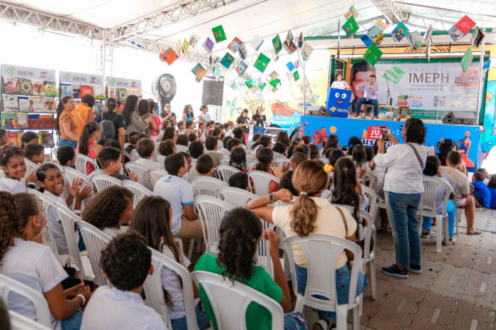 Juá Literária: último dia de programação apresenta leitura, canções e envolvimento do público na Carreta Literária Juá Literária: último dia de programação apresenta leitura, canções e envolvimento do público na Carreta Literária