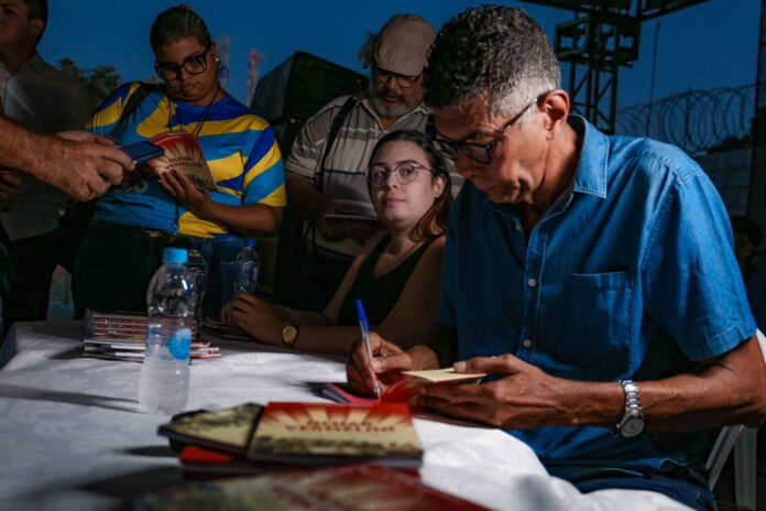 Na Praça dos Poetas, o legado de Manuca Almeida inspira o segundo dia do Juá Literária com histórias, música e encantamento
