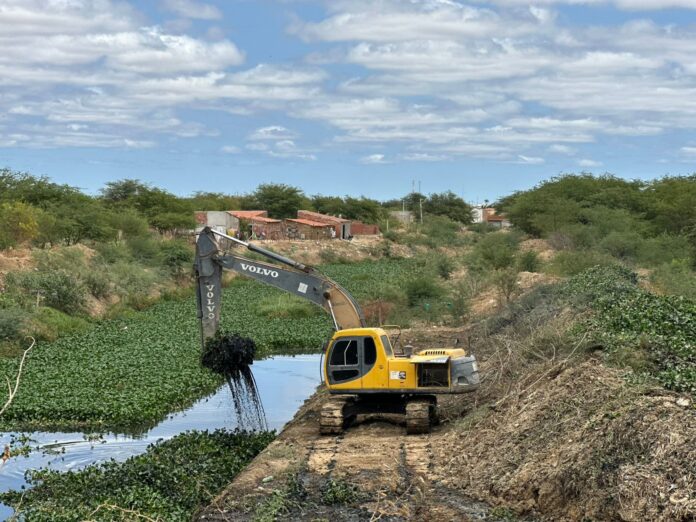 Prefeitura de Juazeiro intensifica limpeza de canais e reforça combate às muriçocas. Município garante R$ 110 milhões para obras de urbanização e drenagem