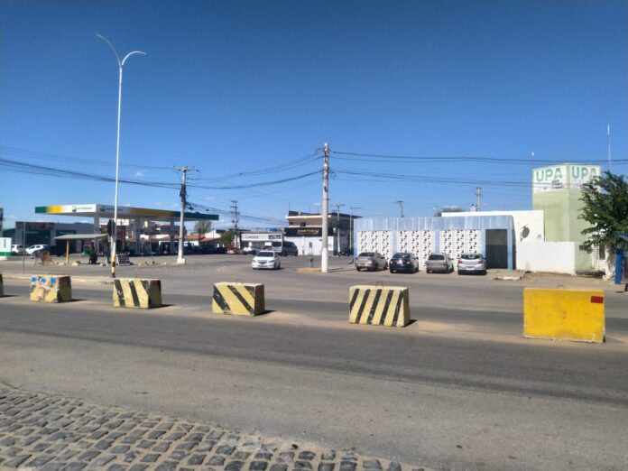 Complexo Viário de Juazeiro: DNIT instala barreira de concreto na BR-407 próximo à UPA.