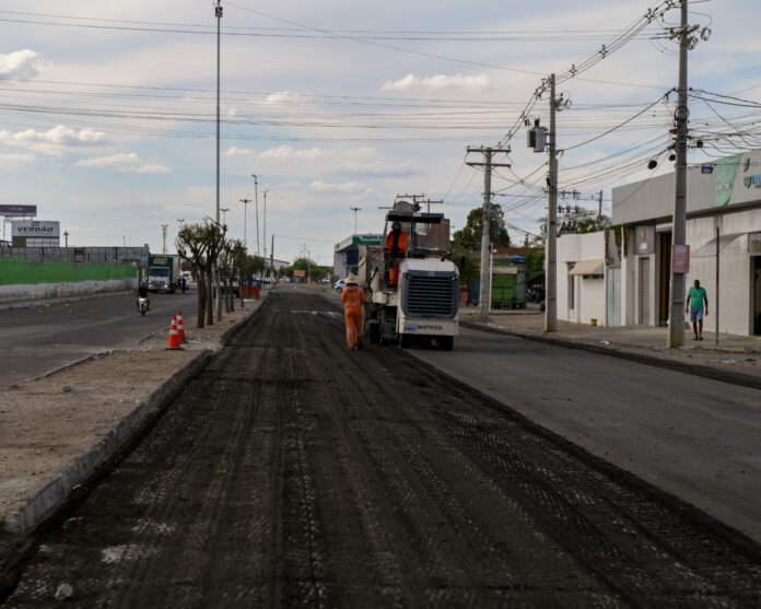 Obras de pavimentação asfáltica são iniciadas no entorno do Mercado do Produtor; produtores e comerciantes comemoram melhorias