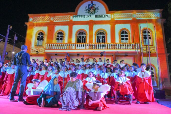 Coral com 200 vozes infantis emociona público na terceira noite do “Natal da Família Juazeirense”