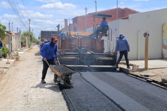 ProJua segue avançando e beneficia moradores do Alto do Cruzeiro com asfalto
