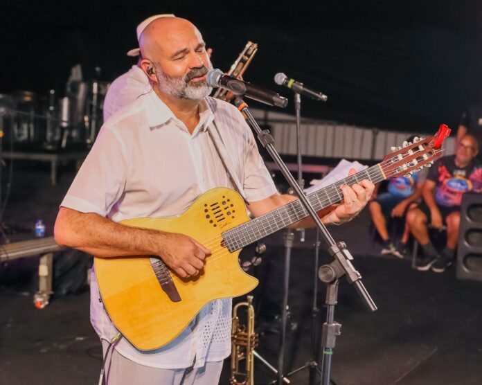 Diversidade e mistura de ritmos marcam segunda noite de carnaval no palco da Orla II