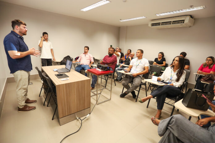 ADEER promove palestra para capacitar servidores e fortalecer atendimento aos microempreendedores de Juazeiro
