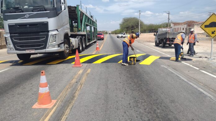 Carnaíba do sertão recebe revitalização da sinalização viária garantindo mais mobilidade e segurança para condutores e pedestres