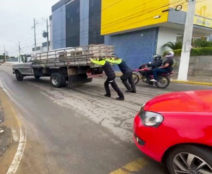 Falha mecânica em caminhão causa congestionamento em Juazeiro.