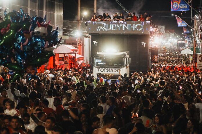 Carnaval de Juazeiro: terceira noite é marcada por forte presença de famílias nos circuitos