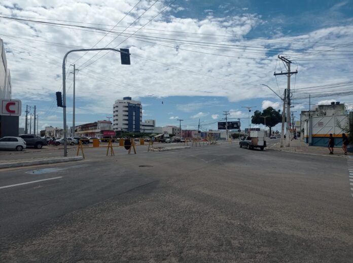 Após Semáforos serem derrubados por caminhão, trânsito é liberado com restrições