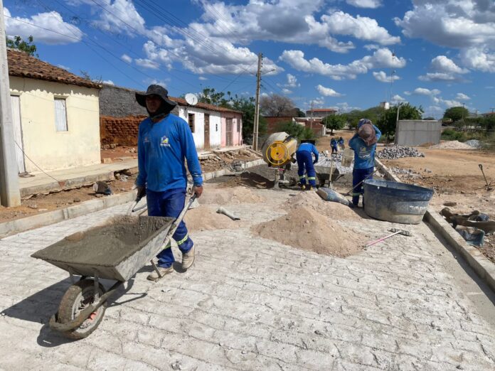 Mais mobilidade, menos poeira e mais qualidade de vida: pavimentação avança e transforma ruas de Massaroca