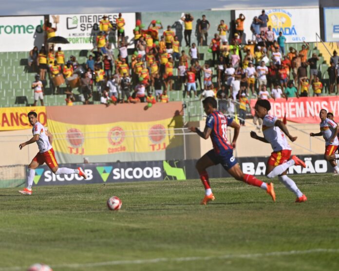 Juazeirense e Bahia levam famílias ao estádio Adauto Moraes em domingo de calor, rivalidade e muita confraternização