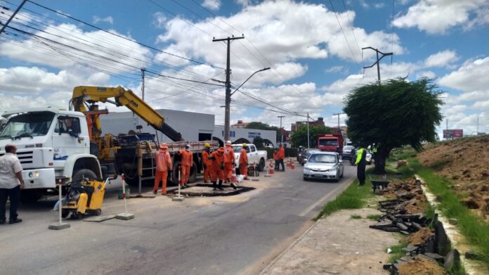 Prefeitura de Juazeiro informa interdição temporária de uma das vias da Avenida Raul Alves para reforço na estrutura da galeria de água pluvial.