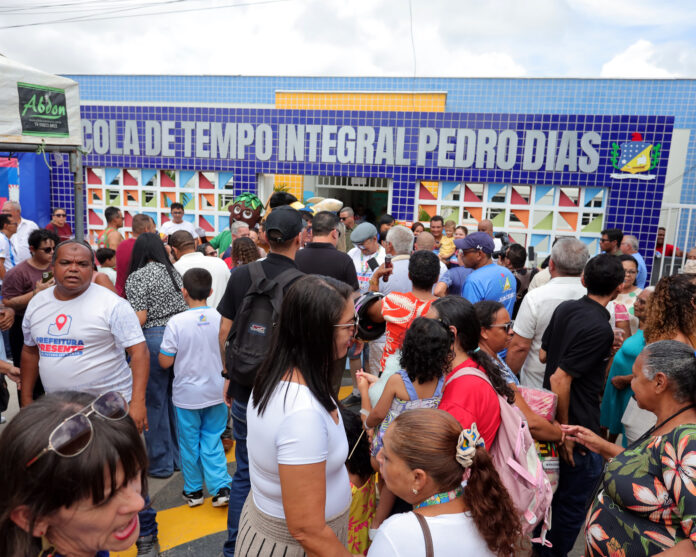 Prefeitura Presente chega a Carnaíba do Sertão com serviços e entrega de escola reformada