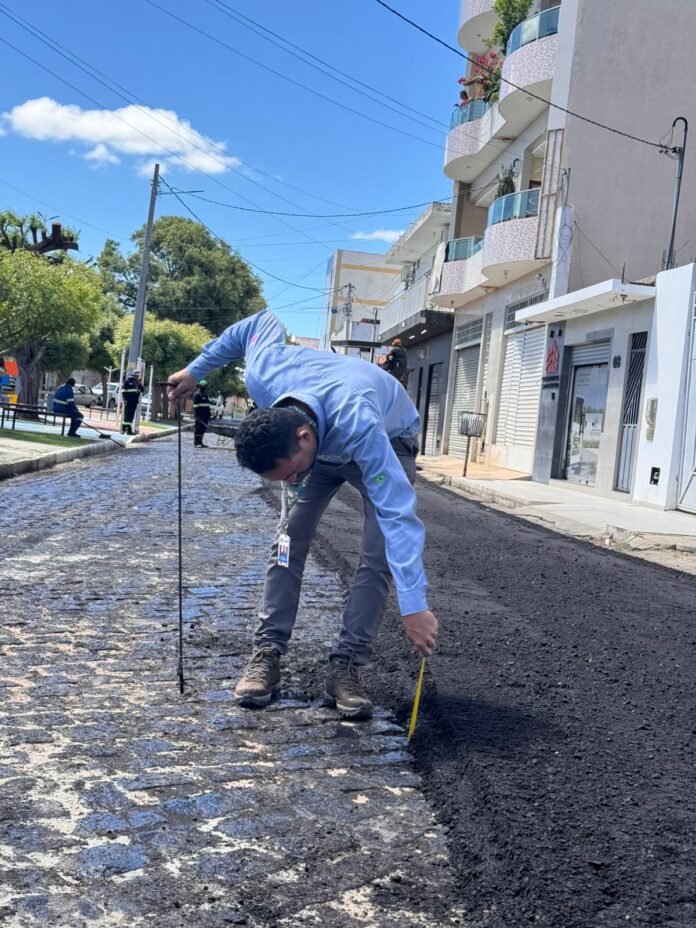 Projua: Prefeitura de Juazeiro conclui asfaltamento no entorno da Praça Hermenegildo Brandão no Alagadiço