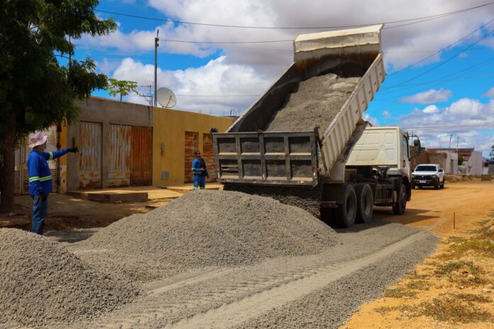 Projua avança com pavimentação da Avenida Saul Rosa e transforma realidade dos bairros Palmares, Quidé e Pedra do Lorde