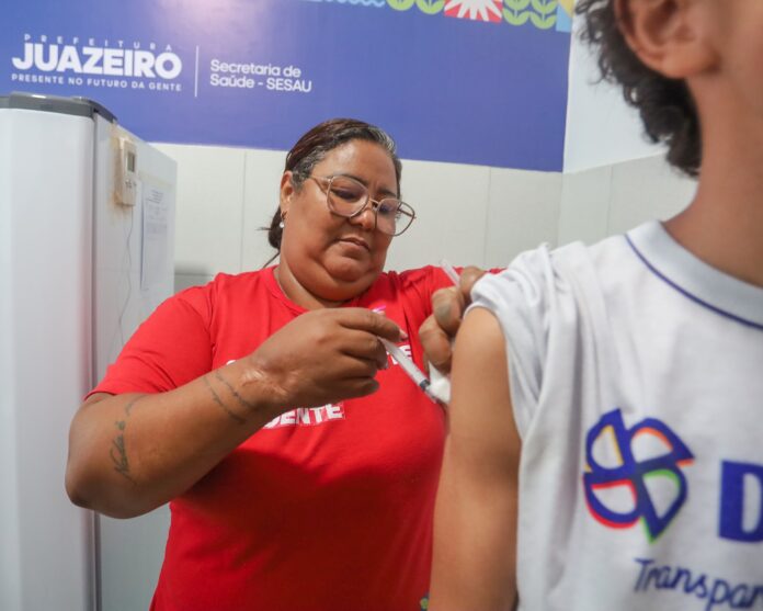 Vacina contra a dengue: Sesau alerta para prazo da segunda dose em crianças e adolescentes