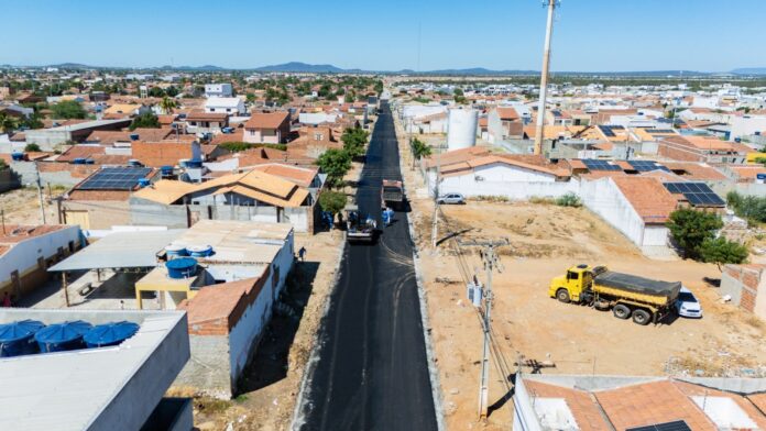 Avenida Saul Rosa avança com pavimentação do Projua e transforma realidade de moradores dos bairros Palmares, Quidé e Pedra do Lorde