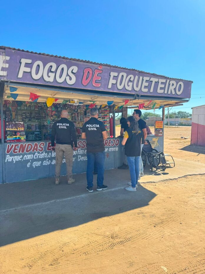 Fiscalização: Prefeitura de Juazeiro reforça ações para garantir mais ordem, segurança e qualidade de vida à população Durante o mês de julho, as equipes da Fiscalização de Posturas intensificaram as ações tanto na sede quanto no interior do município, realizando vistorias em diferentes localidades. Os fiscais atuaram no combate ao funcionamento irregular de estabelecimentos sem Alvará de Funcionamento, na ocupação irregular de áreas públicas, na perturbação do sossego público e no descarte irregular de resíduos. As ações são realizadas com base na Lei Complementar nº 018/2016 – Código de Polícia Administrativa do Município, que estabelece normas relacionadas à ordem pública, ao uso dos espaços públicos, ao funcionamento de atividades econômicas, à limpeza urbana e à convivência social. Quando constatadas irregularidades, as equipes emitem notificações e lavram Autos de Infração, conforme previsto na legislação municipal. Segundo o gerente de Fiscalização de Posturas, Josuelson Silva, o trabalho desenvolvido pelas equipes é permanente e busca assegurar o cumprimento da legislação municipal, contribuindo para uma cidade mais organizada e segura. “A fiscalização é realizada de forma contínua em toda a cidade, atendendo tanto às demandas programadas quanto às denúncias da população. Nosso foco é orientar, prevenir irregularidades e, quando necessário, adotar as medidas previstas na legislação para garantir a preservação dos espaços públicos, o ordenamento urbano e o bem-estar coletivo”, destacou. O secretário de Ordem Pública e Habitação, Giovanne Silva, destacou que a atuação da fiscalização tem caráter preventivo, educativo e, quando necessário, punitivo. “Nosso trabalho é garantir o cumprimento da legislação municipal e preservar a ordem pública, sempre priorizando a orientação e o diálogo com a população. No entanto, quando são identificadas irregularidades, as medidas previstas no Código de Polícia Administrativa são adotadas. O nosso objetivo é assegurar que todos possam usufruir dos espaços públicos com segurança, organização e respeito às normas, contribuindo diretamente para a qualidade de vida da população”, afirmou. Texto: Eudes Sampaio - Ascom/PMJ