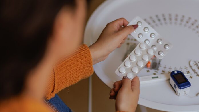 Automedicação no inverno acende alerta para uso incorreto de antigripais, antibióticos e descongestionantes