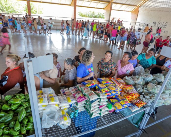 Feira Solidária da AMA leva alimentos gratuitos e beneficia famílias do Jardim Primavera, em Juazeiro
