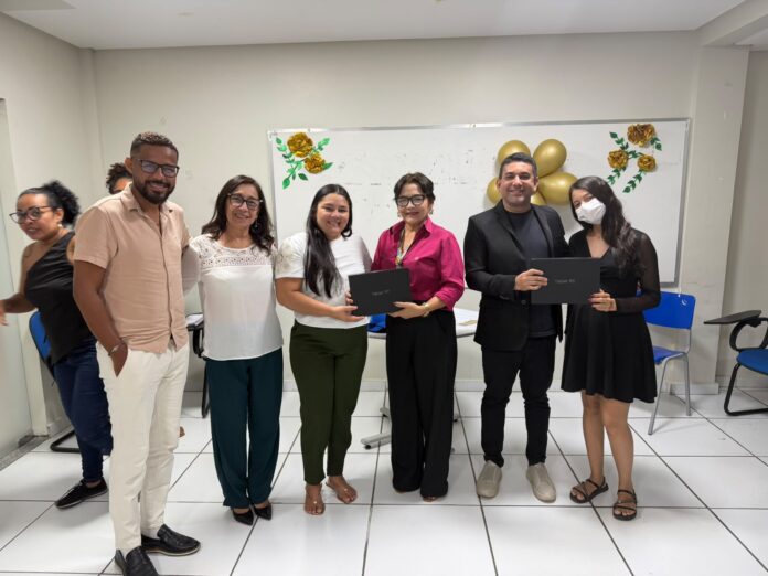 Prefeitura de Juazeiro entrega tablets e materiais de apoio para educadoras sociais do Programa Criança Feliz