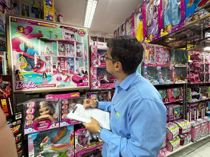 Procon de Juazeiro fiscaliza lojas e orienta consumidores sobre compras para o Dia das Crianças