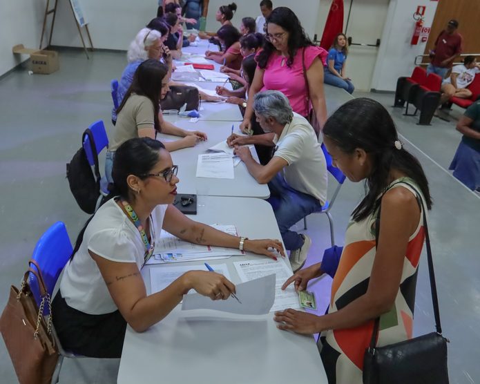 Emoção marca assinatura de contratos para 46 famílias do Residencial Santo Expedito I, em Juazeiro; entrega das casas será nesta quinta (22)