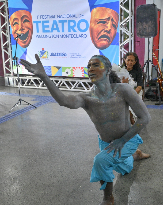 Com emoção e homenagens, Juazeiro abre o 1º Festival Nacional de Teatro Wellington Monteclaro